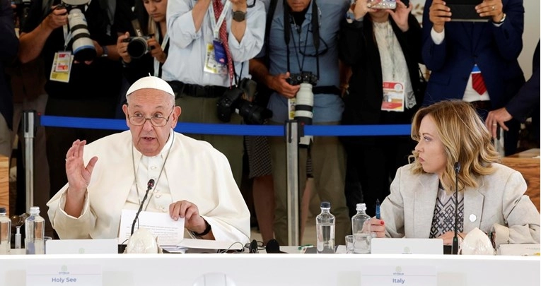 Papa na summitu G7 priznao podvojenost oko umjetne inteligencije